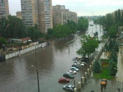 Азаров уверяет, что потопа не будет